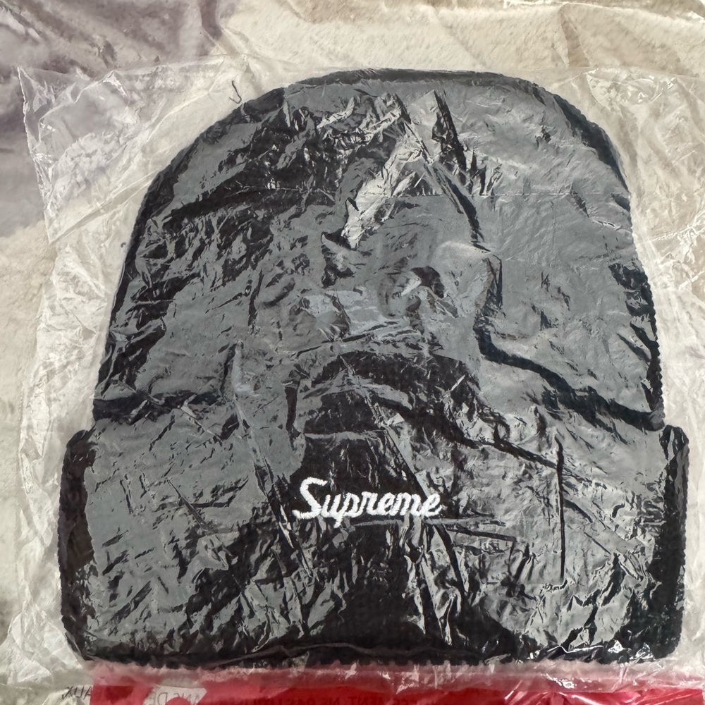 BRAND NEW supreme black loose gauge beanie